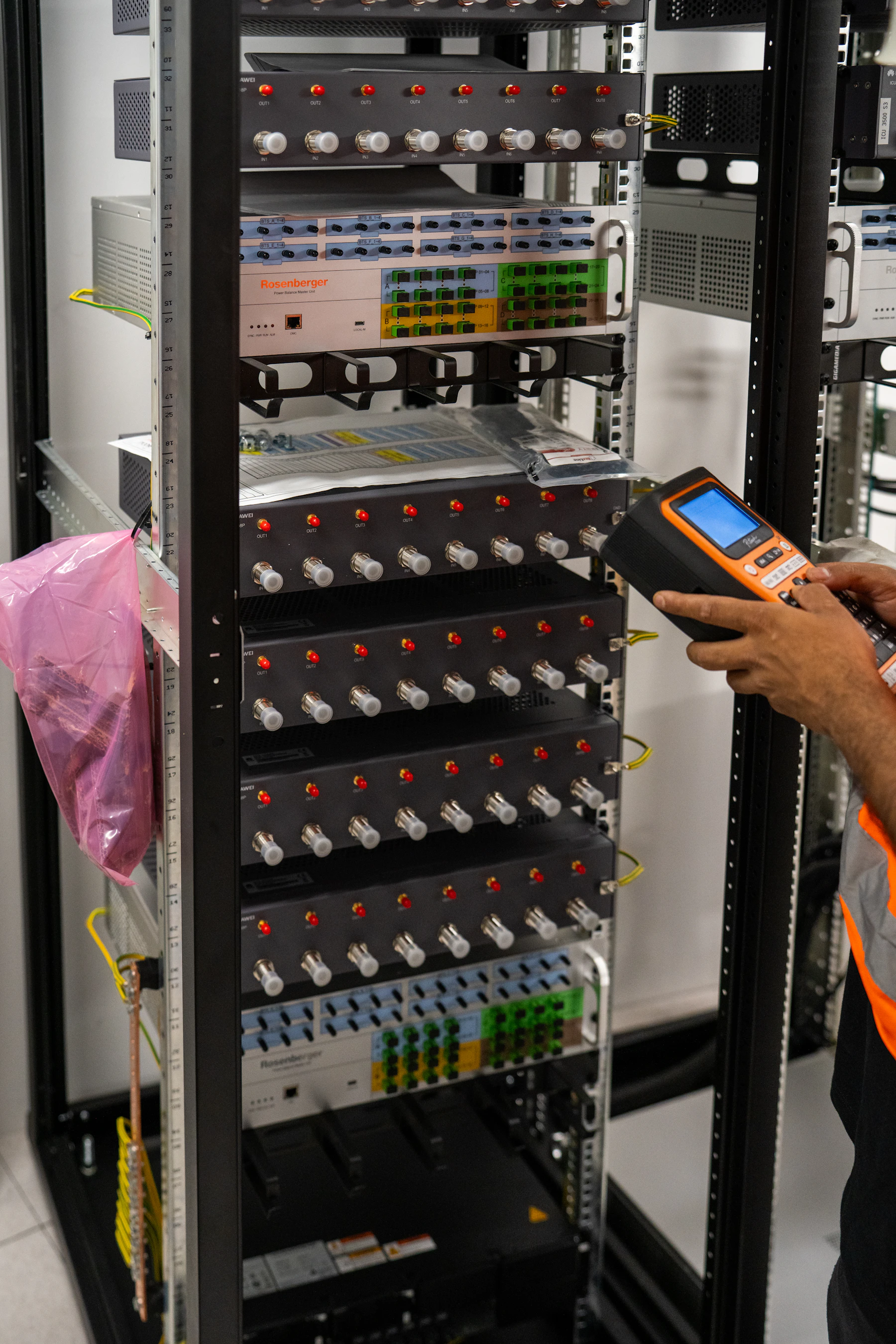 Tekniker vid serverrack i datahall